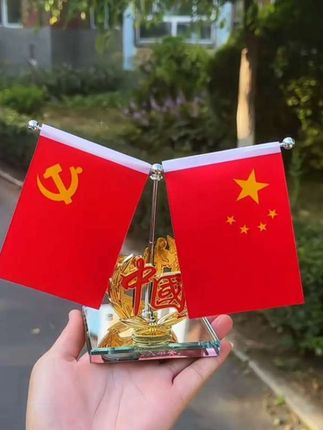 “如果信仰有颜色,那就是中国红”车里放上它瞬间提升档次! #汽车摆件 #红旗摆件 #五星红旗迎风飘扬 #摆件 #高端大气上档次