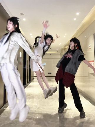 这三…玩手机玩的 有没有人管管【墨家三受】 #墨家三受 #ooc致歉 #沈清秋魏无羡谢怜 #现代私设cos #渣反魔道天官 秋@敏敏Min(你敏在赶稿) 羡@西钰钰 怜@洛凌秋是条大咸鱼(蹲搭子)
