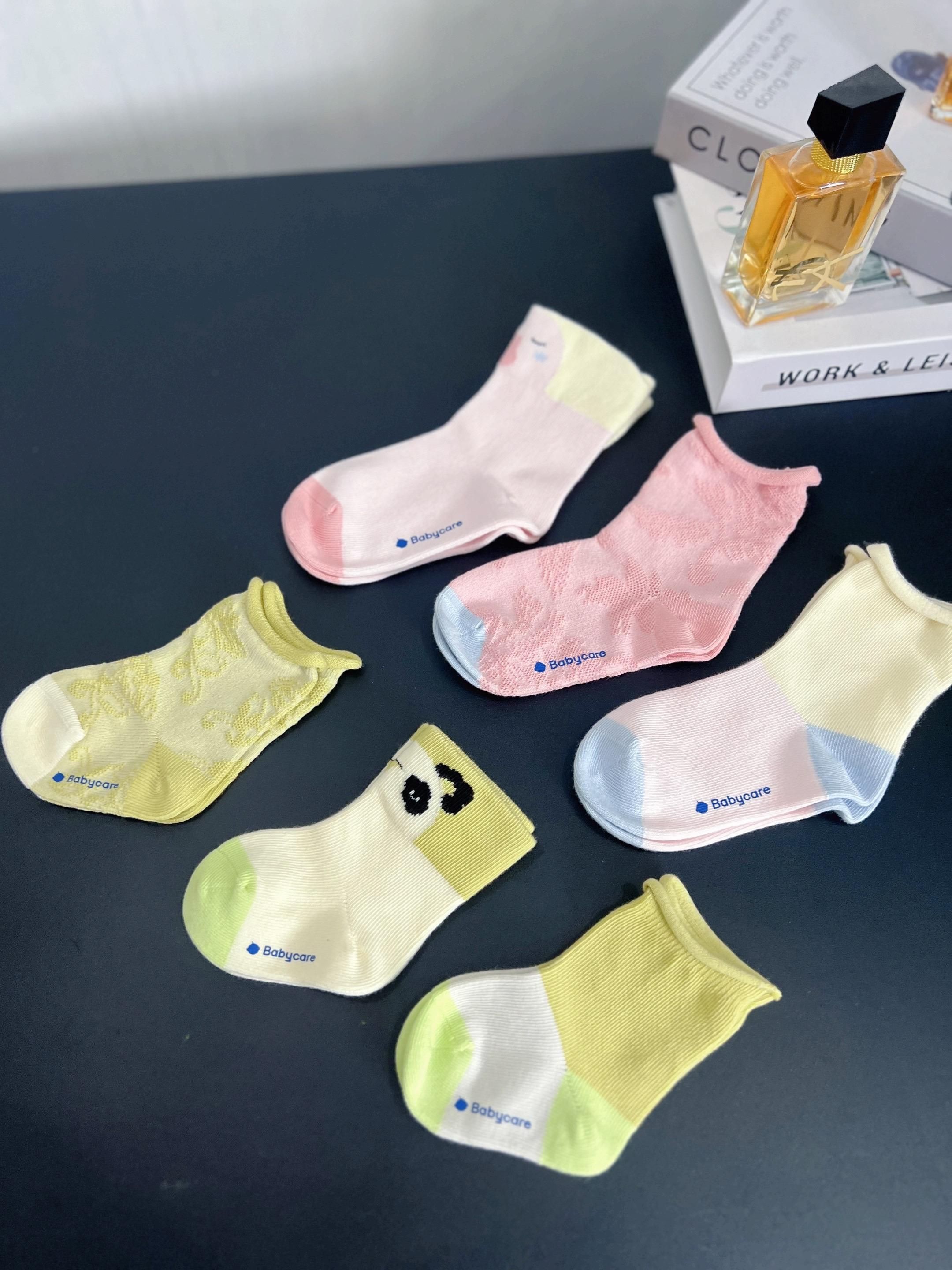 被 Babycare新品喷泉袜圈粉了! 入秋后给娃穿正合适!#babycare 秋冬袜新品全面升级稀有皇室棉,更柔软亲肤!A类标准真的让人安心,0荧光0甲醛,新生宝宝的嫩脚丫直接穿都没问题,当妈的超放心~里外无骨缝制,没有多余线头,完全不硌脚!吸汗透气,疯玩一天脚丫还是干爽的~#儿童袜子 #宝宝袜子 #透气舒适 #儿童秋冬袜子