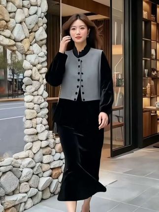 清晨阳光洒进花店,她身着金丝绒小香风套装,马甲显利落,短裙露纤腰,复古高级感拉满,2025早春这么穿,轻松成为人群焦点,显瘦又吸睛~ #2025早春新款套装 #小香风金丝绒三件套 #复古高级感穿搭 #显瘦爆款女装 #早春气质穿搭