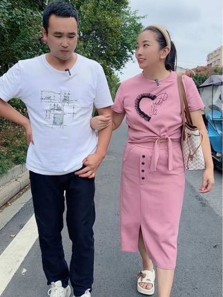 今天跟老公去了一趟红安,顺便去胜哥店里坐了一小会,刚好他说,他也在用我这个牙膏挺好的,就顺便讲解了一下,刚好他的店铺,在红安杏花大道,10月1号新店开业,各位老乡可以过来看看,需要牙膏的老乡!视频左下角也可以下单哟,#红安。#好物推荐。#牙膏。#湖北红安芳芳。