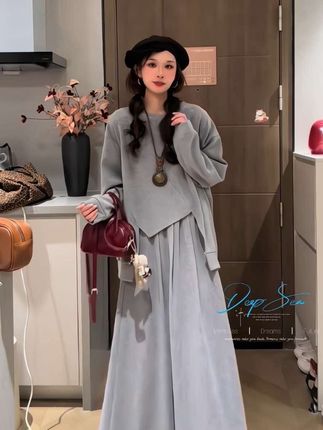 #被秋日氛围感穿搭拿捏了 姐妹们,这套真的好好看啊!上衣是这种不规则的设计,裙子是这种A字版的,一整个上身真的超级遮肉又显瘦,喜欢的姐妹赶紧冲。#显瘦气质穿搭 #简约穿搭 #韩系穿搭#春秋穿搭