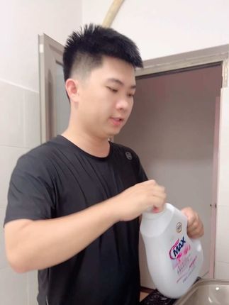这款缔香倾城洗衣液好用,洗衣服很干净,温和不伤手,洗完后还有淡淡的清香味,无磷,无酒精、无荧光剂,添加酵素因子,深层去污!