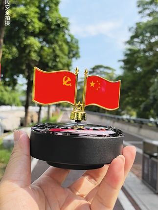 这个太阳能旋转红旗摆件也太好看了,摆在车上氛围感满满#红旗摆件 #车载红旗摆件 #国庆 #爱国
