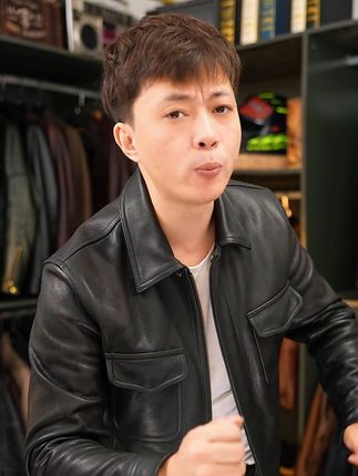 采用头层牛皮打造、时尚感满满、适合亚洲地区、质感超、耐穿、时尚、百搭、奢华、街头、男人味、高品质男装。#男士皮衣 #真皮皮衣 #牛皮皮衣 #高品质男