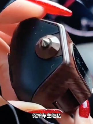 车上一定要放一个这样的临时停车号码牌,方便别人联系你。挪车还是这种翻盖的设计,不用的时候可以关上,保护隐私。而且它还是个破窗器,遇到紧急情况时,可以轻松击碎玻璃,帮助我们快速逃生。平时就把它放在仪表台上,既好看又实用,有车的朋友赶紧安排上吧!#临时停车号码牌 #挪车号码牌 #破窗器 #汽车停车牌 #男士神仙单品