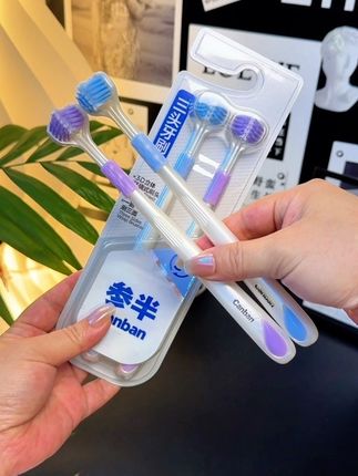 快给家里人换牙刷,一定要定期换牙刷哦!这款参半的三面牙刷就很不错哦!它可以把牙齿的三个面都能照顾到,注重细节!快试试看吧!#刷牙安排一下 #保护牙齿 #刷牙 #参半牙刷