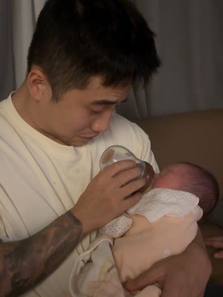 爸爸也是第一次当爸爸,要是照顾不周望小乐多 多担待,你说你不折腾人嘛,半夜一哭不哄你安静,你妈妈都睡不好,可是吧 你又那么招人喜欢,看你我能看上一天!别看你老爸平时嘻嘻哈哈没正形但是你出现后我就没有哪一次不小心翼翼的。别着急长大,大人的世界没那么好玩,我也不求你以后多厉害希望你能活的自在开心 快乐多一点#第一次当爸爸 #愿你无忧无虑健康快乐的长大 #
