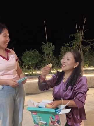 马上中秋节了,给三伯送上鲜花饼,三伯说她不喜欢吃月饼,就喜欢吃这个鲜花饼,你们喜欢吃鲜花饼吗?