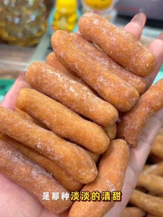 荞麦江米条,酥脆掉渣,谷物香弥漫。咬一口,儿时那股熟悉的甜香瞬间唤醒回忆,仿佛又站在小巷零食摊前,攥着零花钱满心期待,满满都是童年的快乐味道。 #江米条 #休闲零食 #儿时的味道 #零食