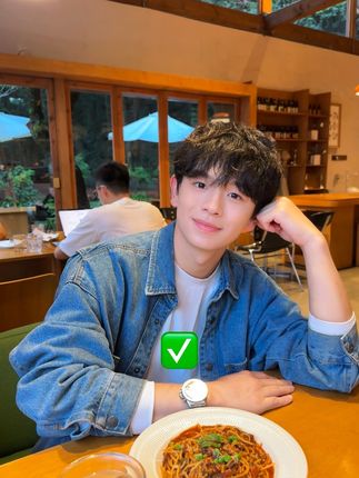 学了一些漂亮饭出片小动作 yes or no #拍照姿势 #正确拍照姿势