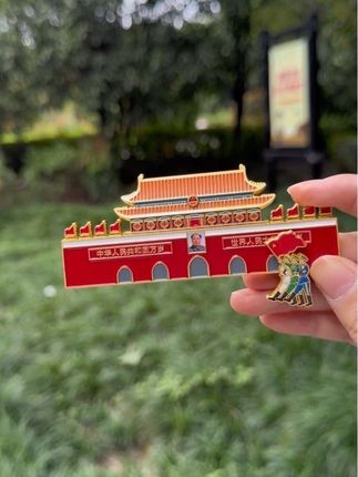 每次打开冰箱,都像重温在天安门广场的那一抹红,把这份独属于北京的情怀,牢牢“钉”在生活里~#北京纪念品 #冰箱贴收藏 #旅行回忆
