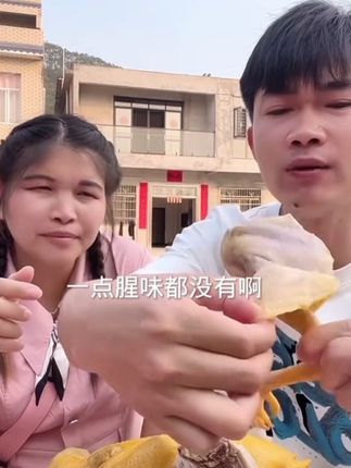 好吃又入味的盐焗鸡,选用的都是300天以上的老鸡做的,商家为了冲销量搞活动,前100名下单的买一送一到手2只盐焗鸡再送一张9元优惠券#盐焗鸡#妈呀太香了 #好吃到停不下来 #晓愉#晓愉大嫂