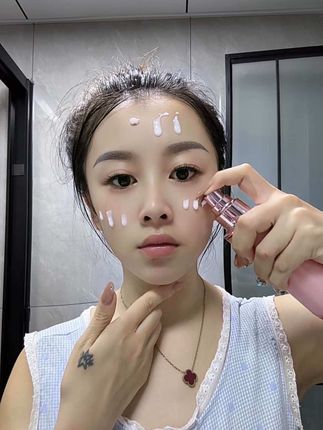 皮肤干燥缺水,用化妆品不吸收,试试这款水乳保湿提亮肤色,清爽不油腻,平时护肤喜欢用它 #水乳套装#保湿补水 #提亮肤色