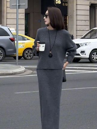 #优雅气质 #女装穿搭 #减龄气质 新款独特绝美灰色坑条前短后长毛衣鱼尾半裙#高级感穿搭 #欧韩穿搭