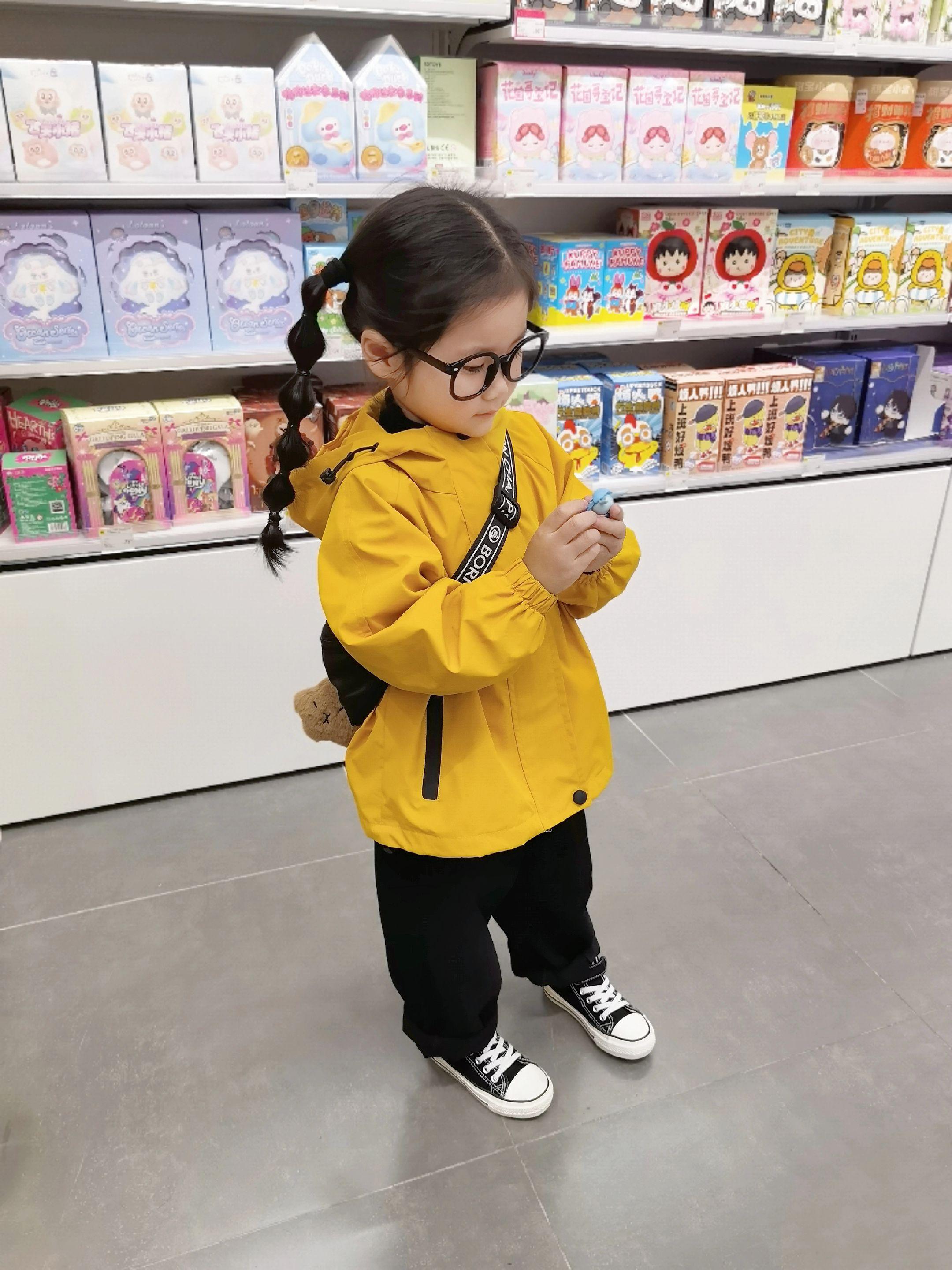 如果陪伴有痕迹 大抵是那一张张拍下的照片 每张照片都承载着她的成长 每张相片背后 都有她的一小段人生 一个瞬间的价值有时无法判断 直到它成为回忆 原来爱不是抽象的词 是数不清的"慢慢来,我在。"#陪你长大#我的女孩