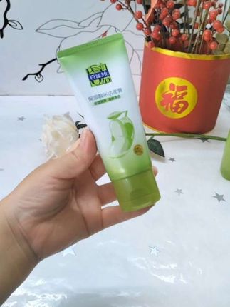 百雀羚水润洗面奶,一瓶乳九十五克,膏体细腻丝滑,泡沫丰富细腻,温清洁肌肤的油脂和污垢,洗完后清爽不紧绷,真心好用,分享给大家