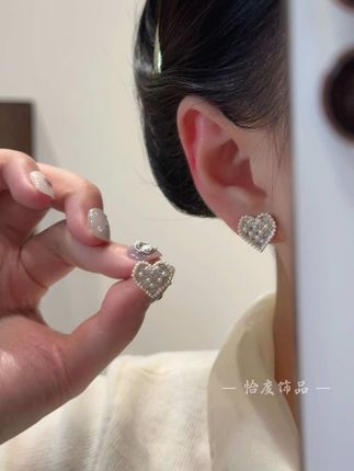 适合出门搭配的爱心珠珠耳钉,戴上就不舍得摘下来了#耳饰控 #饰品分享 #时尚饰品 #耳饰搭配 #首饰推荐