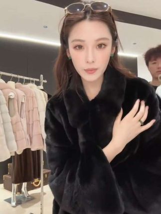这件皮草穿在身上又高贵又大气,简直绝了#轻奢女装 #高端女装 #皮草穿搭 #高品质服装 #穿搭皮草皮草