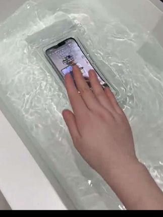 玩水怕手机遭殃?💦 这款四层气囊手机防水袋必须锁死🔒 密封超强,滴水不漏💧 还能顺滑触屏,游泳、漂流全程守护📱 夏日户外、水上撒欢必备✨ 想尽情玩水又护住手机,选它就对啦‼️ #夏日好物 #手机防水 #户外装备 #玩水必备