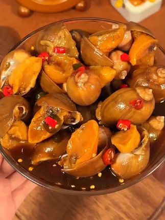这个麻辣鲍螺真的太好吃了,我又回购了两罐,一罐是不够吃的,它吃起来就是那种鲜香麻辣的感觉,特别入味,而且它的肉质很紧实,很有嚼劲的那种,平时追剧的时候就可以来上这么一罐,真的是又解馋又过瘾,关键价格还便宜,喜欢吃海鲜的朋友们赶紧去囤起来吧!
