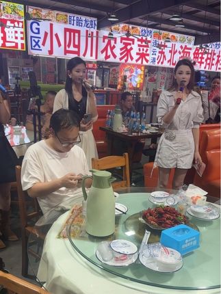 大哥太任性了,一个人吃饭点那么多歌手唱歌 #吃烧烤喝啤酒