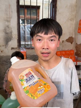 姐姐阿姨,拖地从来都不留水印,因为每次拖地都会用上这个地板清洁剂。每次拖地前倒入瓶盖,涮出来的拖把都是淡淡的卷子,不管是家里的瓷砖还是木地板,用它都可以拖的干净,还不流水,用它涮抹布、擦台面也是香香的,这一大桶足足十二斤,够用很久#地板清洁液 #污渍轻松去除 #好用不贵经济实惠 #超便宜超划算 #好物推荐🔥