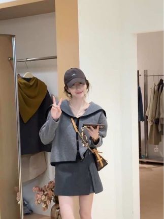 忙而有度,闲而有趣,在琐碎的日子里,想办法取悦自己哦!祝大家假期愉快!#韩式穿搭 #极简穿搭 #洋气百搭 #秋天第一杯琥珀流光