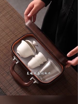 #泡茶神器 #茶具 #茶具好物推荐 #喝茶那点事 #陶瓷茶具 白瓷之韵,纯净如雪,带给你最纯粹的品茗享受。