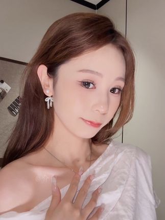 姐妹们!我宣布这对蝴蝶结珠珠耳钉就是仙女标配! 谁戴谁仙!H #耳饰 #耳饰分享 #蝴蝶结耳饰 #七夕礼物 #耳饰搭配