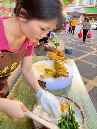 你若问我何为人间烟火,那就来逛一逛清晨六点菜市场,看看我砍鸡!看看这里每一个人都在为三餐四季,柴米油盐而忙碌,这…就是生活本来的样子!#盐焗鸡 #市井生活  #黄家敏盐焗鸡