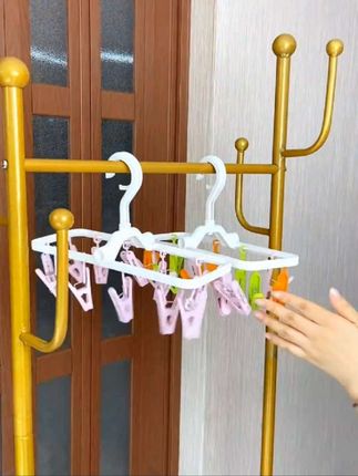 开学季必备!这款多巴胺折叠衣架夹子,让你轻松应对生活中的小挑战,出差、旅游或外出游玩时,它能帮你晾晒衣物和袜子,防风又实用; 还能随时调整形状,适应不同环境需求 #开学必备#折叠衣架 #防风神器 #晾衣助手 #旅行好帮手