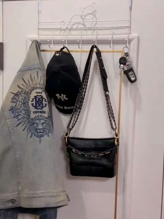 门后挂个#挂钩 衣服、包包、帽子都可以挂上面,利用了门后空间,很实用#实用好物 #门后挂钩 #免打孔挂钩 #超便宜超划算 @DOU+小助手