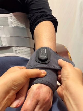 护腕手腕热敷疼劳损充电加热按摩器保暖腱鞘专用损伤贴袋艾灸护套#护腕 #护腕正确戴法 #手腕 #手腕艾灸护套 #艾灸热敷贴