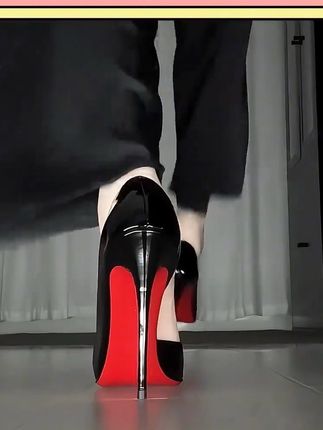 高跟鞋还得是黑色红底!上脚御姐气质直接拉满!#御姐风细跟高跟鞋太绝了 #御姐 #高跟鞋 #高跟鞋分享 #尖头细跟高跟鞋