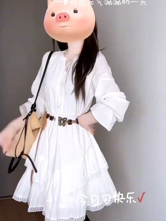 姐妹们,这件小白裙真的好绝啊!它是那种很显瘦的宽松版型,而且面料是纯棉的,特别透气舒服。它整体给人一种很干净清爽的感觉,穿上后很有春天的氛围感,真的太适合春天穿了!