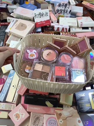 赶快来呀！冲鸭～这里的化妆品也太多了吧！ 早上7.30开始，超多各种美妆，快快 直接拿走！#腮红 #假睫毛#唇釉#平价彩妆 #粉底液