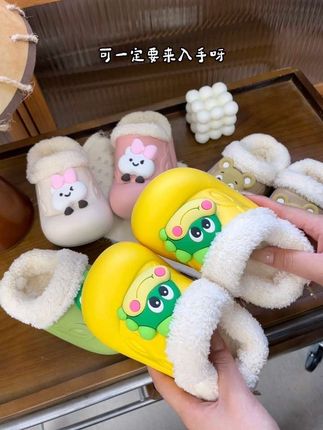 今年给孩子入手了这样一双可以拆洗的这种儿童棉拖鞋,外壳是防水防污的,内里加绒加厚的也不会冻脚#无限回购的宝藏单品 #儿童棉拖鞋 #百搭棉拖鞋 #保暖穿搭