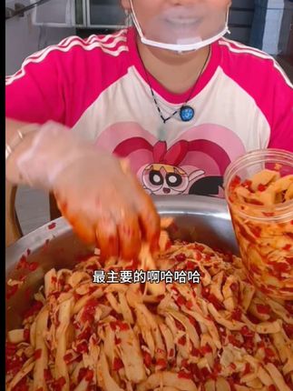 这黄笋鲜嫩可口,口感爽脆,不管是直接做成凉拌菜,酸酸辣辣超级开胃;还是用来炒肉、煮鱼,都能让菜品增添独特的鲜美滋味,简直是下饭神器。