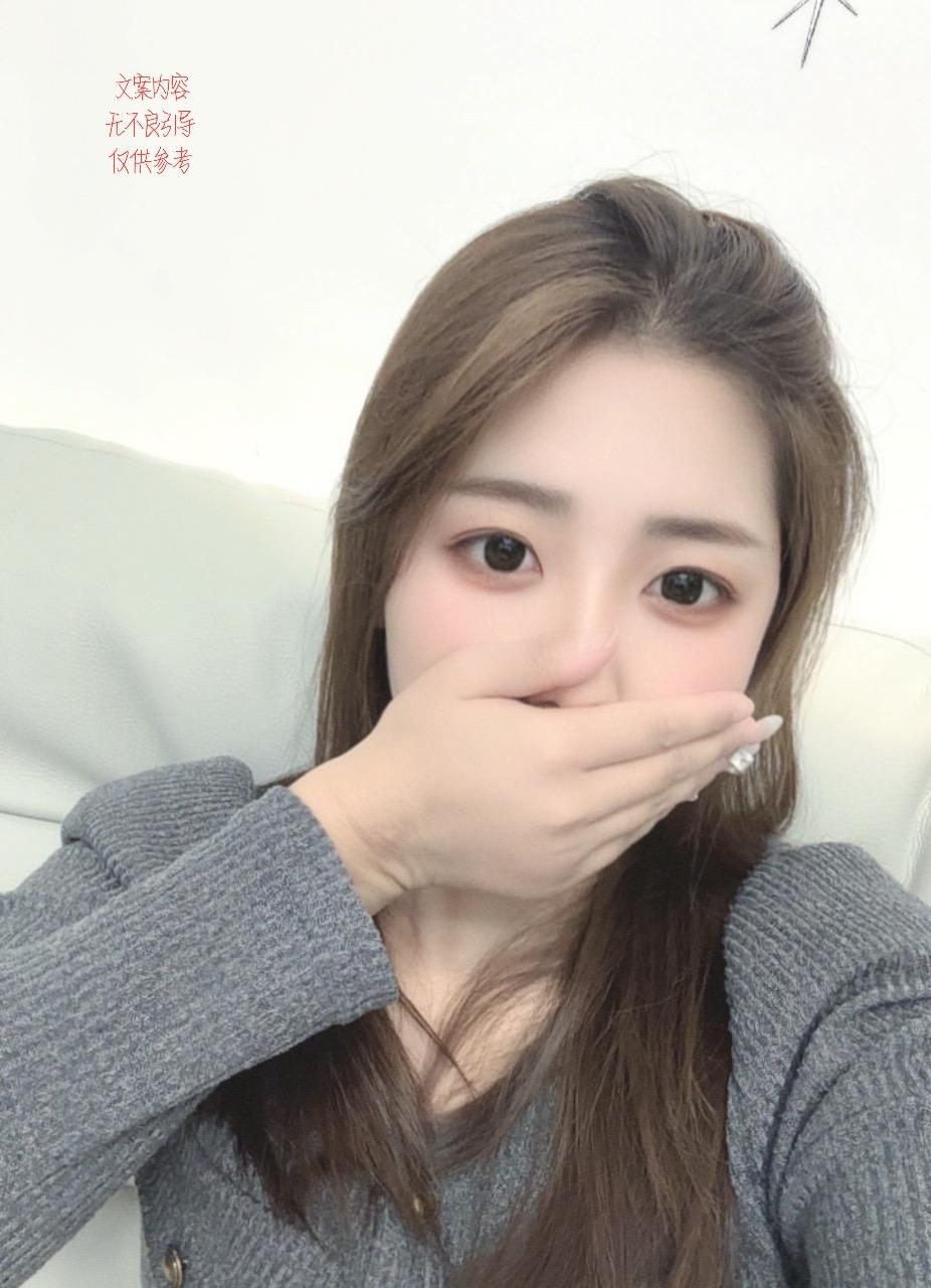 我才29就离婚了… 爸妈问我以后是不是不找了,我说是的,找人家头 婚还要跟人家生孩子,吵架的时候说不定人家还说你二婚,找二婚有孩子的,我做不到丢下自己的孩子去照顾别人的孩子,所以以后任何人跟你提要给我介绍你都推了吧!只要跟妈妈在一起,除了做饭给我吃,晚上能守着我一夜不睡觉,在我夜不能寐的夜晚想着自己孩子的时候,妈妈也在想我,想我以后的路还怎么办,妈妈说以后我们都不在了,孩子也大了,谁照顾你,家人从来没有责怪我的年少无知,更多的心疼我没有照顾好我。妈妈说我们老了,不能保护你周全了,看着妈妈心疼的流泪,这个时候我觉得我是这个世界最不听的孩子,#婚姻 #内容过于真实 #情感 #宝妈 #抖音二创激励计划 @抖音小助手