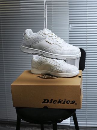 嘿嘿,秀一下我酷酷的休闲板鞋 !#显高显瘦显腿长 #好鞋推荐 #板鞋