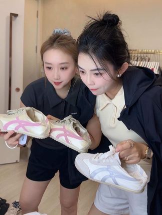 姐妹们,这个鞋子这是我一直在穿的,有好几个颜色,真的推荐给你们穿上特别舒服,透气不闷汗!