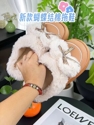 谁能拒绝这么好看的蝴蝶结棉拖呢?它不仅颜值高,还特别暖和,里面是加绒的,踩上去就像脚底生火一样,而且它的鞋底做了防滑设计,就算地上有水也不会打滑摔倒,穿上真的超舒服#蝴蝶结棉拖鞋 #超便宜超划算 #居家好物