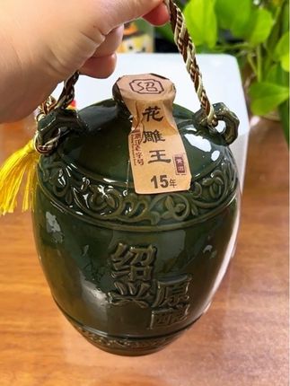 #好喝不贵#黄酒 #绍兴黄酒 #花雕酒 绍牌黄酒十五年花雕酒传统陶坛可手提送礼半甜糯米老酒1.5L#微醺时刻
