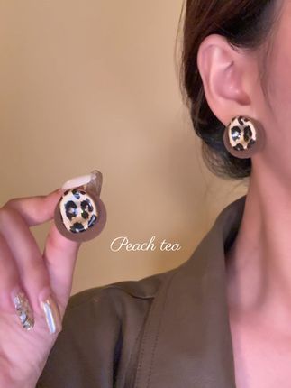 藏不住啦!这个豹纹耳环太太太时髦了!! 豹纹脑袋狂喜啊😻几何形豹纹➕植绒材质满满复古时髦感🤎上耳百搭日常❗️日常随意搭配卫衣外套都超好看呢❗️❗️#豹纹耳环#秋冬 #早秋复古时髦 #耳环控 #早秋新款