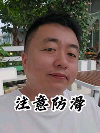 穿瑜伽裤在景区游玩,要注意防滑~#瑜伽裤yyds #身材很哇塞 #魔鬼身材 #瑜伽裤微胖女孩