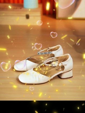 夏天到了,又可以穿凉鞋了,我给大家推荐一款特别好看的浅口妈妈时尚凉鞋,它是今年的新款,穿上非常洋气,而且它还是低跟的粗跟设计,就算走一天的路也不会觉得累脚,无论是逛街还是聚会都能穿。这样一双百搭又舒服的中老年软底圆头浅口凉鞋,你值得拥有。