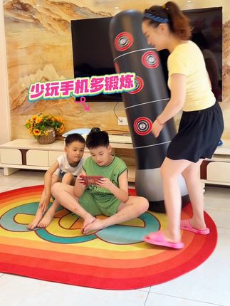 暑假一定要让孩子远离手机 暑假一定要让孩子远离手机,每天玩十分钟拳击柱训练,释放学习以及各种压力,还可以锻炼手臂力量#拳击训练#儿童运动#少儿拳击#居家锻炼