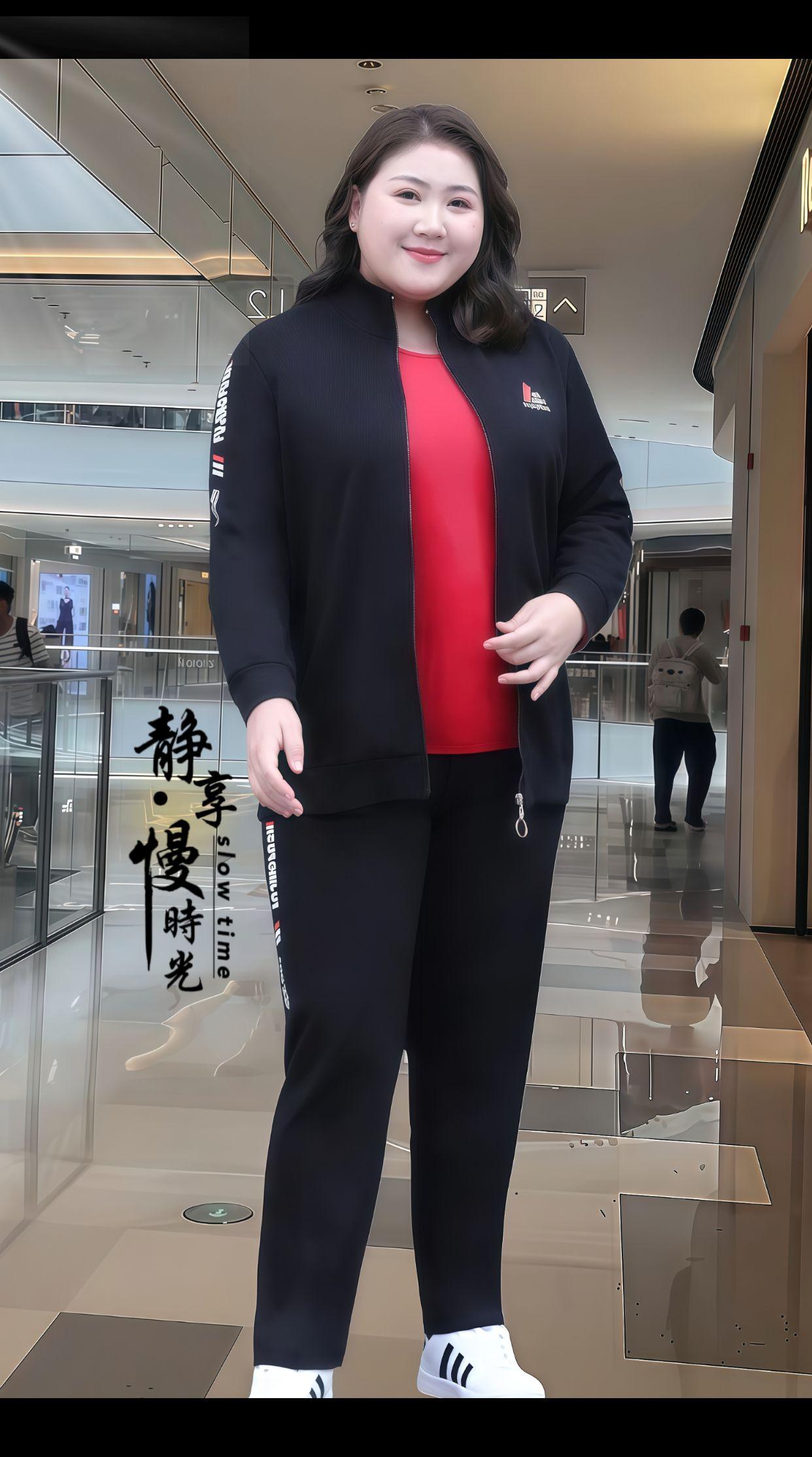 胖MM秋日穿搭救星来啦!姐妹们👋🏻,秋天到了是不是又在为找不到合适的衣服发愁?这套加肥加大码运动套装必须安排上!专为微胖女孩设计,宽松版型藏肉显瘦💯,长袖外套+内搭两件套超实用。气质妈妈也能穿出时尚感,休闲出街回头率超高👀~ 🎀面料软糯亲肤不扎人 🎀立体剪裁修饰腰臀曲线 🎀经典配色百搭耐脏 🎀侧边口袋解放双手 🎀弹性松紧腰舒适无束缚 穿上它跑步带娃都自在,告别紧绷感真的太快乐啦🥰! #大码女装 #秋季新款 #妈妈装 #显瘦神器 #微胖穿搭
