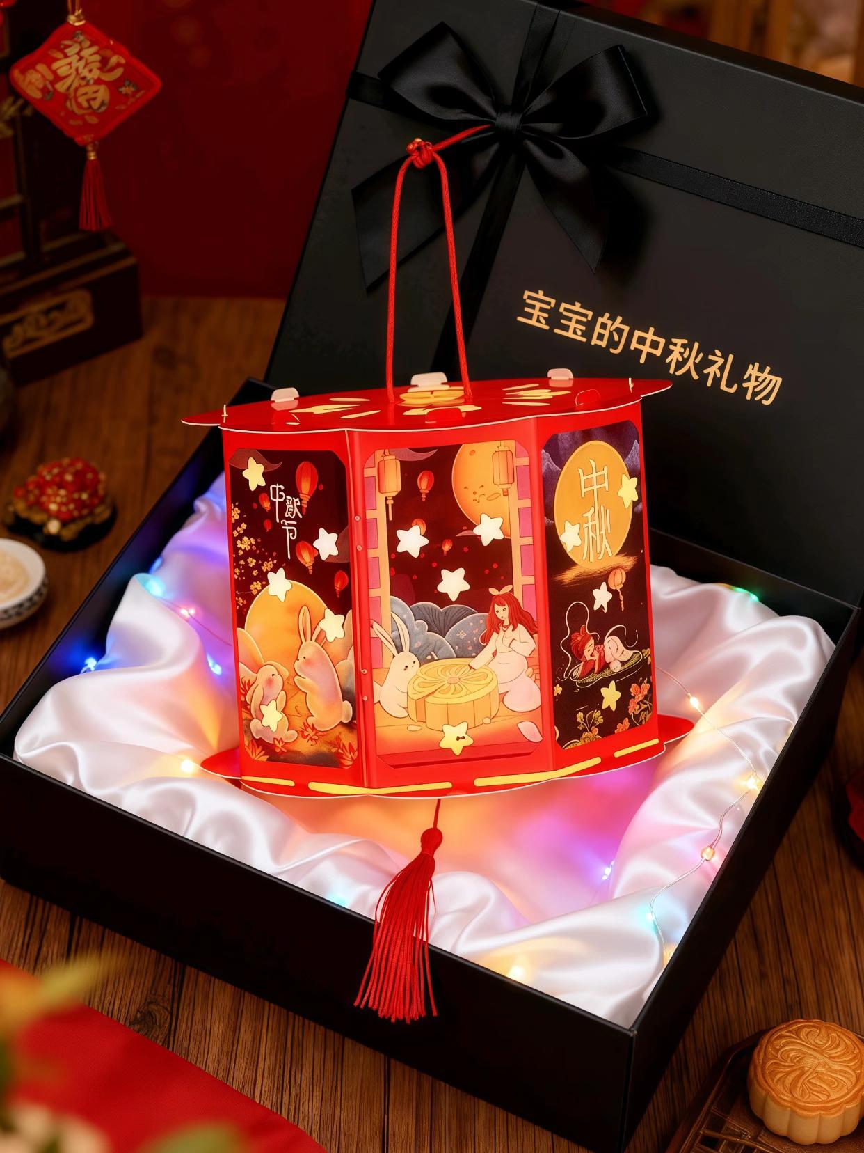 🌕中秋氛围感拉满!这款古风投影灯笼绝了! ✅手工DIY材料包,带娃一起做花灯,既能体验传统民俗,又能收获专属中秋记忆~灯笼上的玉兔、圆月、嫦娥图案超精致,点亮后地面还会投影出“月满中秋”四个发光大字,氛围感直接拉满! ⭐不管是提着去公园赏月,还是挂在院子里装点节日,都超有仪式感~孩子拿着它就是中秋最靓的崽,发朋友圈被问爆链接! 现在入手,中秋就靠它拿捏古风氛围感啦~ #中秋灯笼 #手工DIY #古风花灯 #中秋氛围感 #儿童手提灯 @热点宝 @抖音热点 @DOU+上热门